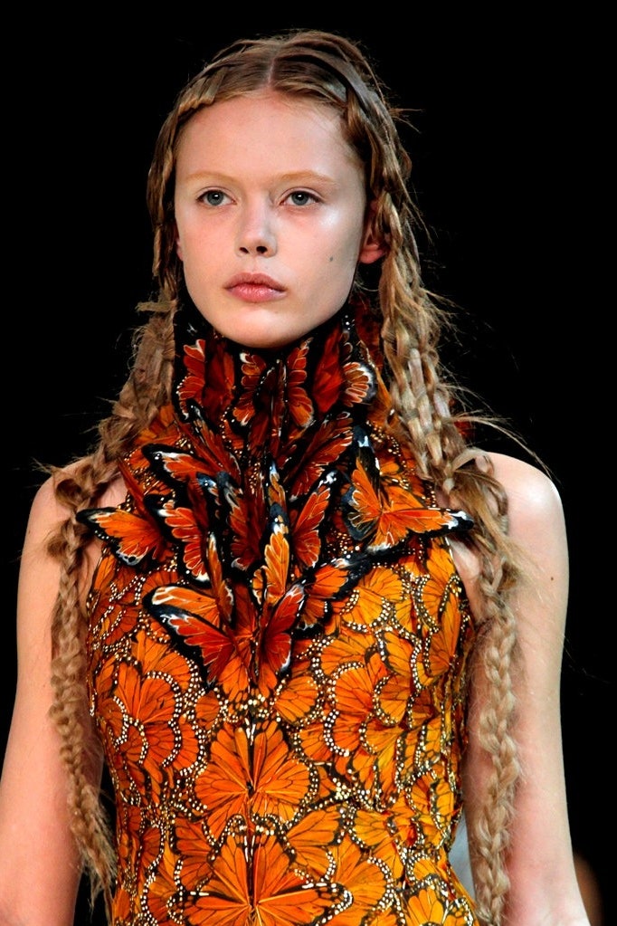 Alexander McQueen蝴蝶連衣裙將出現在Met Gala 2024！它為何具有深刻意義？