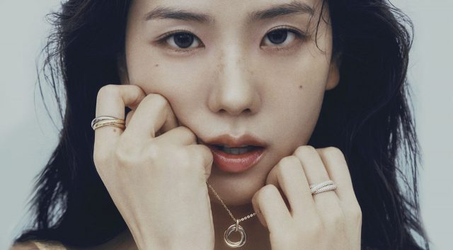 六月刊封面｜JISOO：「學會自愛，並在艱難時刻不忘尋找幸福。」