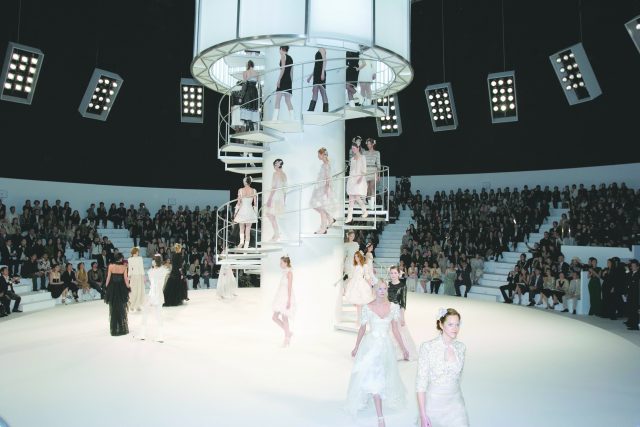 CHANEL 無預警宣布 11月於本港舉辦時裝騷!原來早於 2006 年便曾來港舉辦過一場 Haute Couture 時裝展⋯⋯?