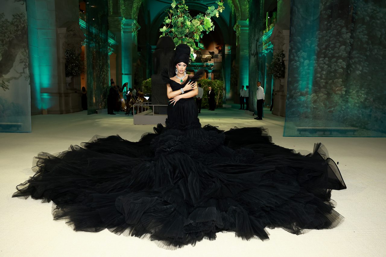 Met Gala 2024｜Cardi B身穿先鋒設計品牌Windowsen亮相，以哥特風誇張造型驚豔紅地毯！