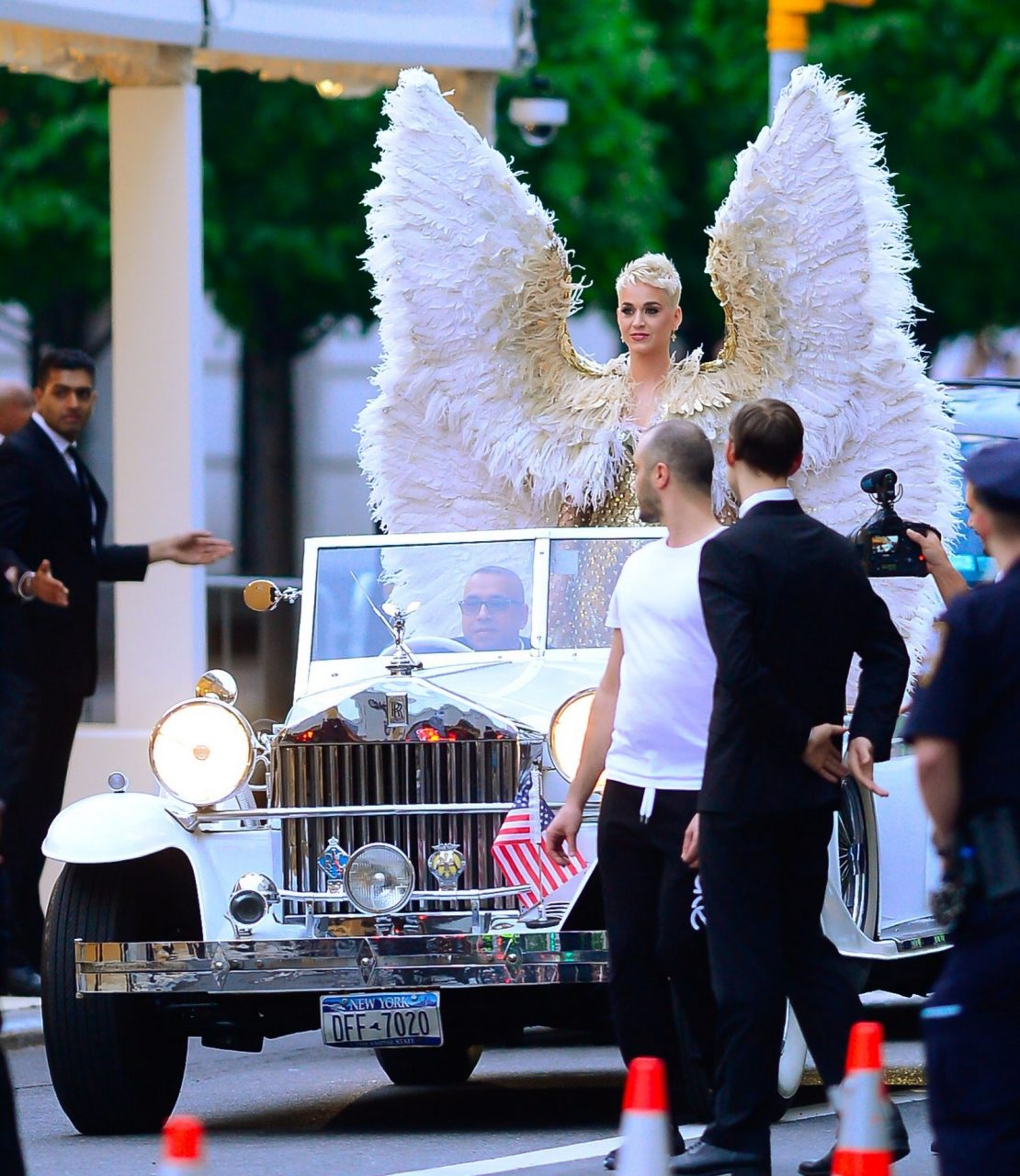 Met Gala 2025 | 歷來最瘋狂的經典名場面!Lady Gaga 變裝表演、Rihanna 曾經餐桌上跳舞?