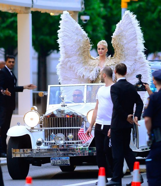 Met Gala 2025 | 歷來最瘋狂的經典名場面!Lady Gaga 變裝表演、Rihanna 曾經餐桌上跳舞?
