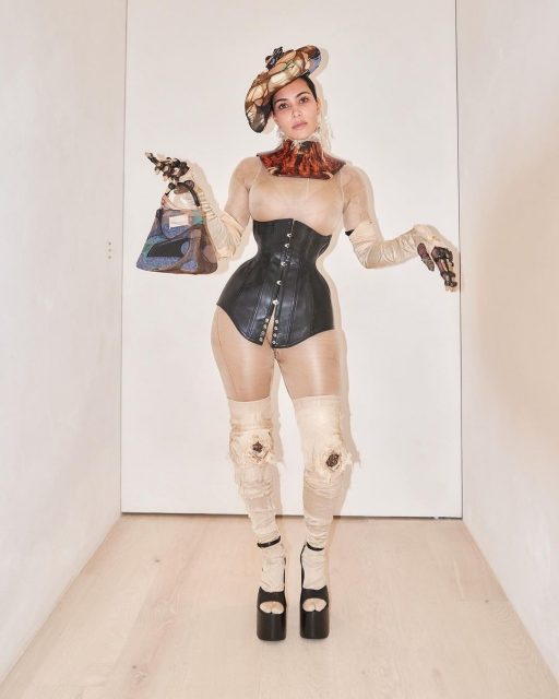 Kim Kardashian 有多愛束腰緊身胸衣?繼 Met Gala 後再度穿上 Maison Margiela 的「Broken Doll」裝⋯⋯