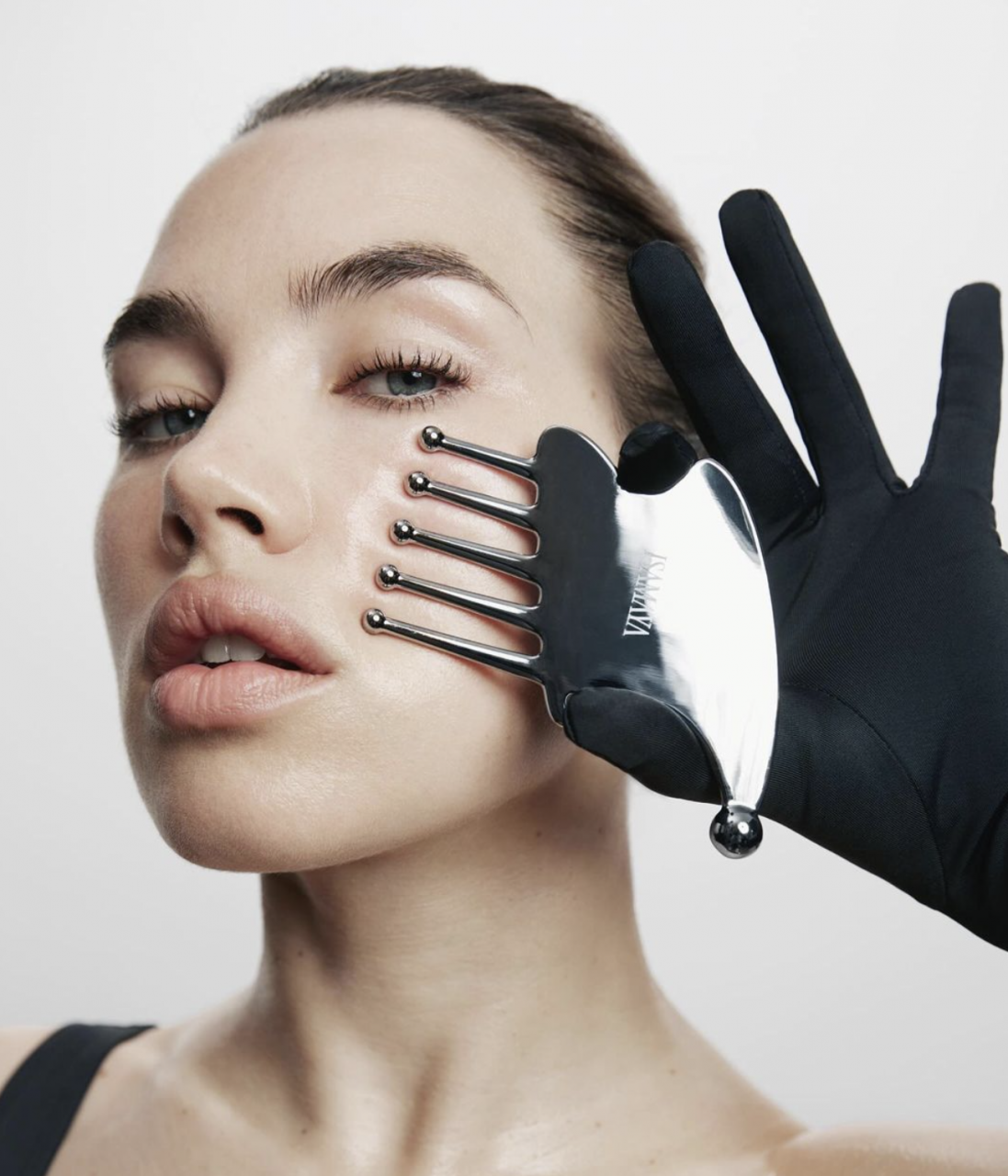 繼「性器官唇膏」後 Isamaya Ffrench跟FaceGym合作推出「终極刮痧」工具