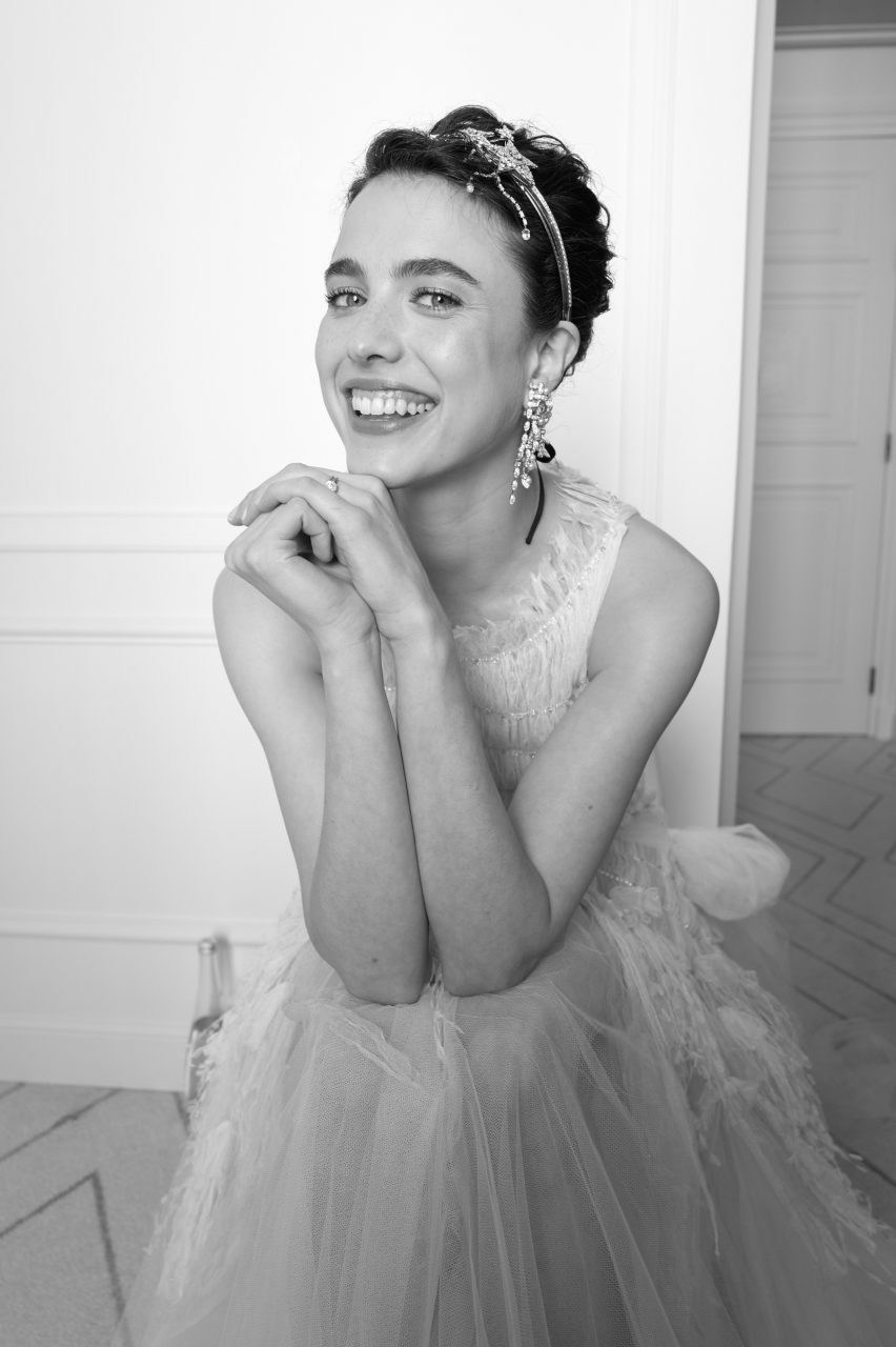 康城影展 2024｜揭開法國演員Margaret Qualley亮相《善良的種類 Kinds of Kindness》首映式造型的幕後花絮！