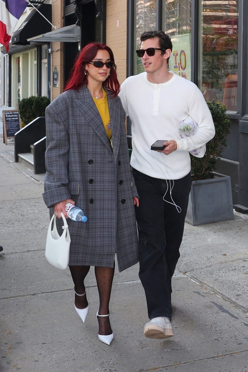Dua Lipa 和 Callum Turner 的情侶街拍造型，是最新時尚情侶裝穿搭教材！