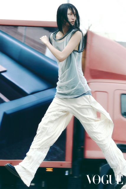 #Fashionscape 以「日曬漂白」打造獨一無二的時裝,專訪韓國新銳設計師 Jiyong Kim:「重新思考被認為『可有可無』的事物價值。」