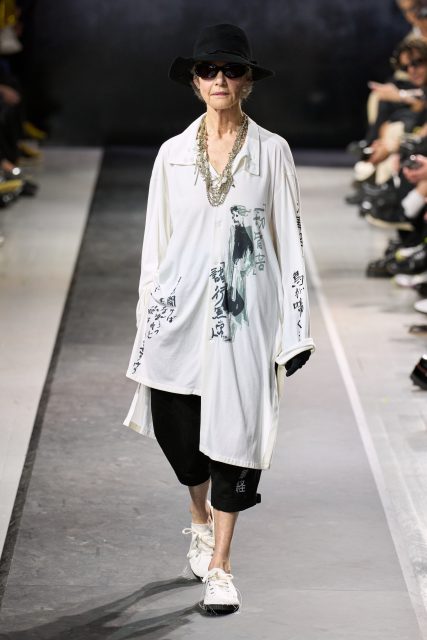 Yohji Yamamoto 邀來他的「繆斯女神」78歲英國女演員 Charlotte Rampling,時隔 26年再度亮相時裝展!|Spring/Summer 2025 Menswear