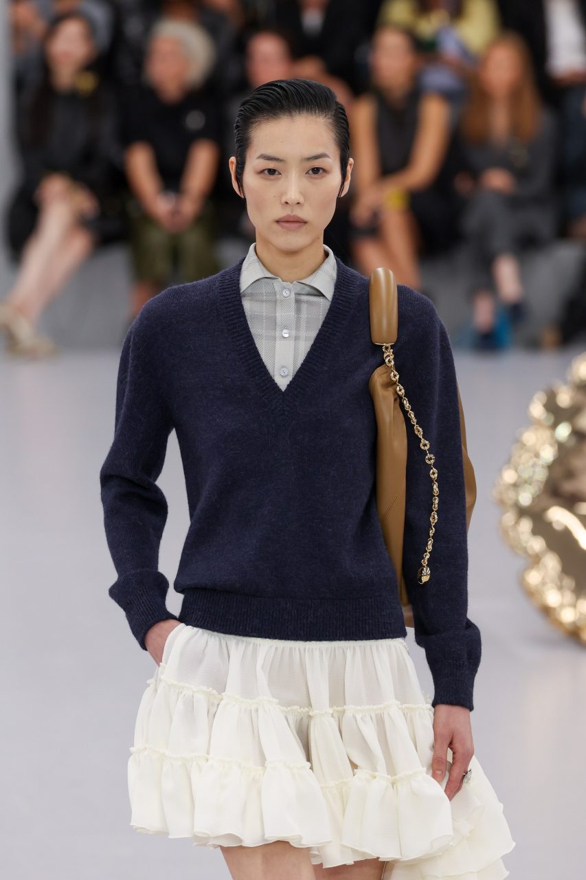 「啦啦隊裙」在今季強勢回歸！將這擁有荷葉邊細節的迷你裙款，打造出不同風格的造型