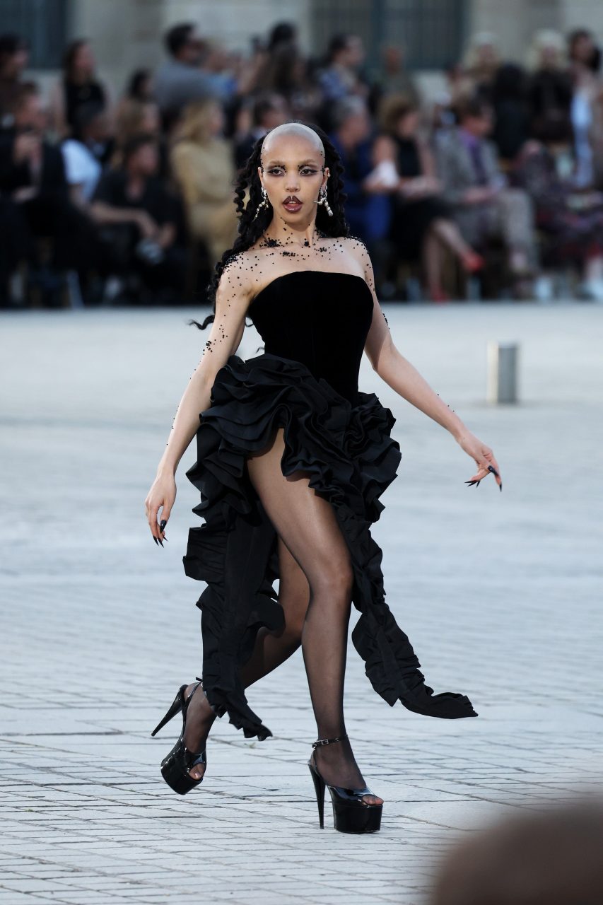FKA Twigs以一身Alexandre Vauthier小黑裙出席Vogue World: Paris，盡顯20年代的時髦風情！