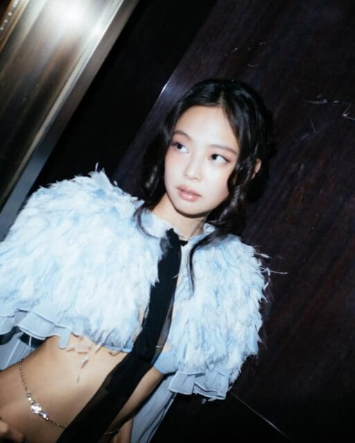 BLACKPINK Jennie 為何能成為「人間香奈兒」？以她經典造型詳解穿搭秘訣！