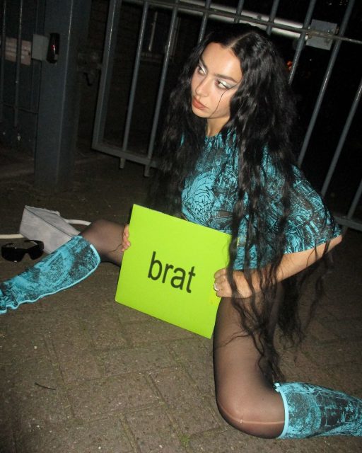 名為「Brat Green」的醜綠色爆紅!反映了時尚界對「反美學」與 Ugly Chic 的迷戀⋯⋯?