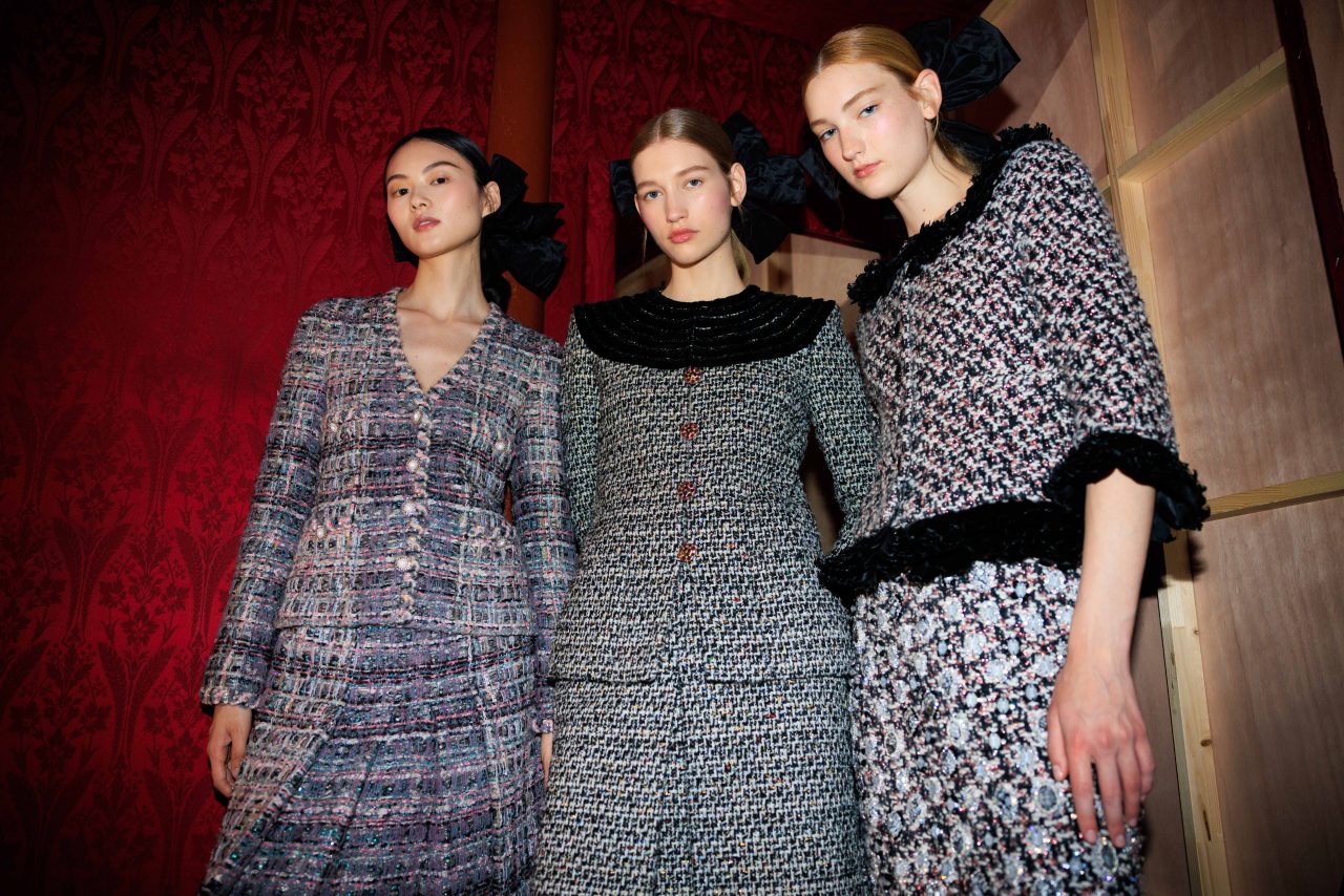 帶你深入Chanel 2024秋冬高級訂製展後台，感受經典風格的迷人魅力⋯⋯