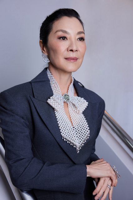 影后楊紫瓊演繹Mikimoto全新頂級珠寶《The Bows》,極致匠心的珍珠鍛帶質感