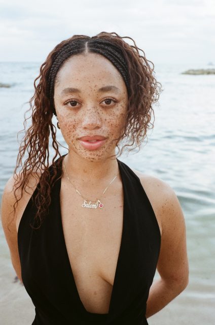 標誌性雀斑成為她的標記!新生代模特兒 Salem Mitchell 分享她與夏天有關的故事