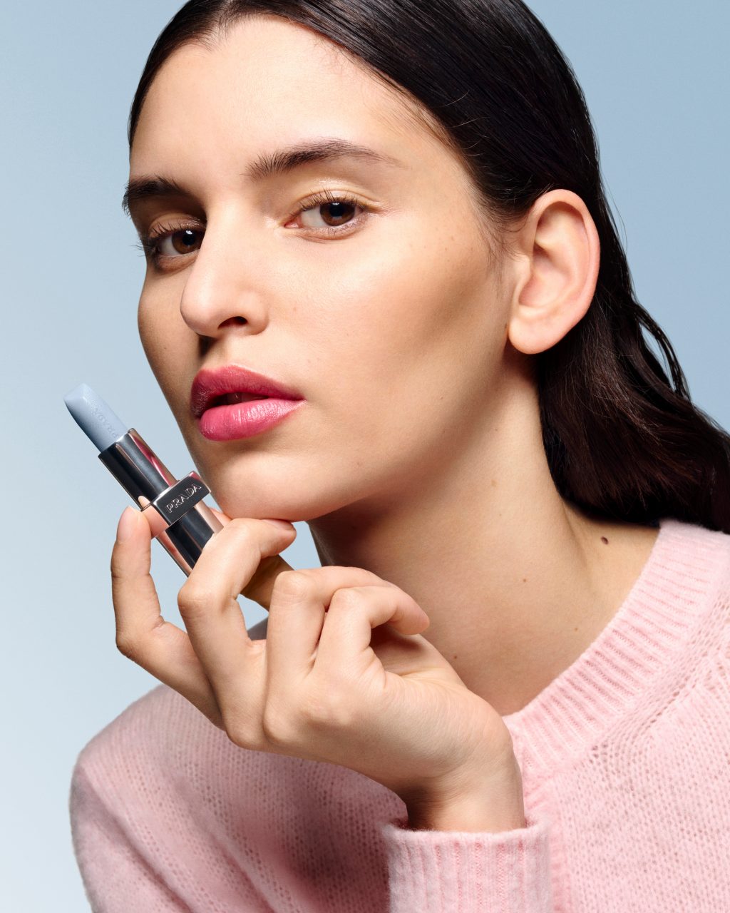 SS24夏日美容潮流必備｜Prada全新推出冰藍變色護唇膏 成為最時尚的美妝產品