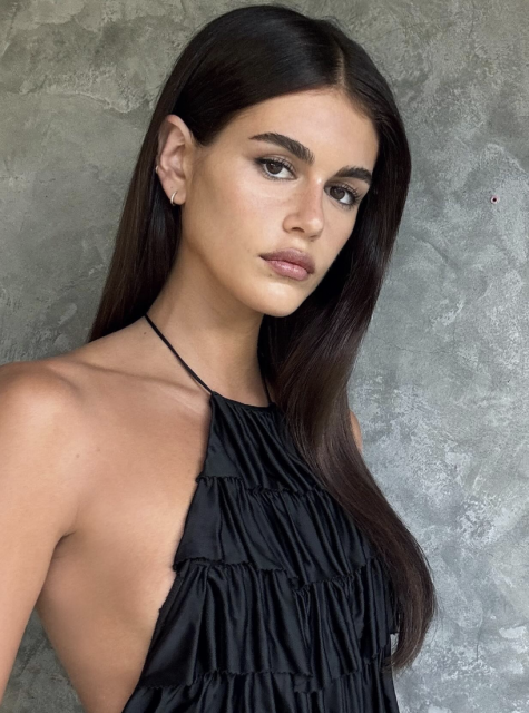 今個夏天把頭髮染回深色吧！由Kaia Gerber示範完美的黑髮造型