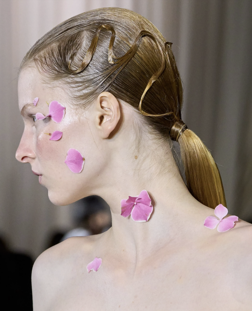 （持續更新）Fall/Winter 2024 Couture｜盤點5個令人目不暇給的美容造型