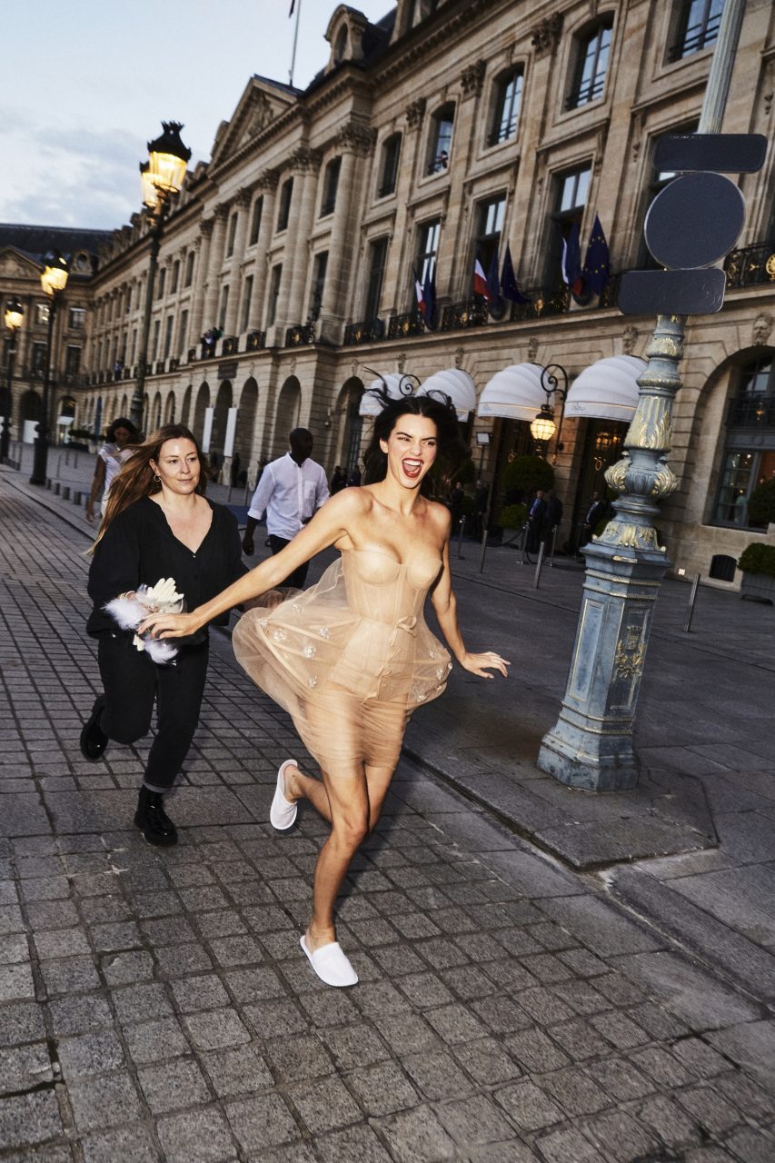 更多《Vogue World：Paris》幕後花絮！德國攝影師 Ellen von Unwerth 鏡頭下的巴黎盛會