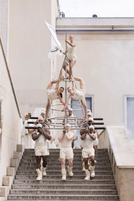 Rick Owens 打破時裝展規範,以史詩級藝術盛宴致敬荷李活黃金時代|Spring 2025 Menswear
