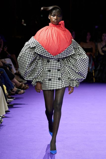 Viktor & Rolf 玩轉幾何形狀,探索抽象的高訂世界|Fall/Winter 2024 Couture