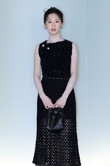 Style File:「最美整形範本」高允貞穿搭解析!不止於美貌,看 CHANEL 寵兒的雙面氣質