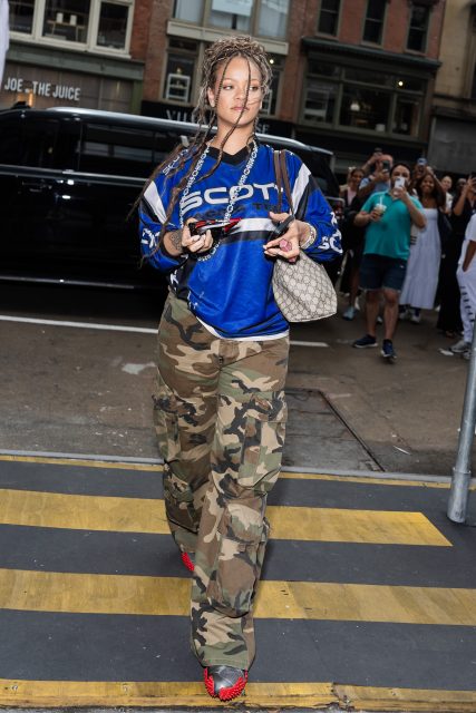 Rihanna率先演繹Jerseyfit造型,為你的夏日運動穿搭提供靈感!