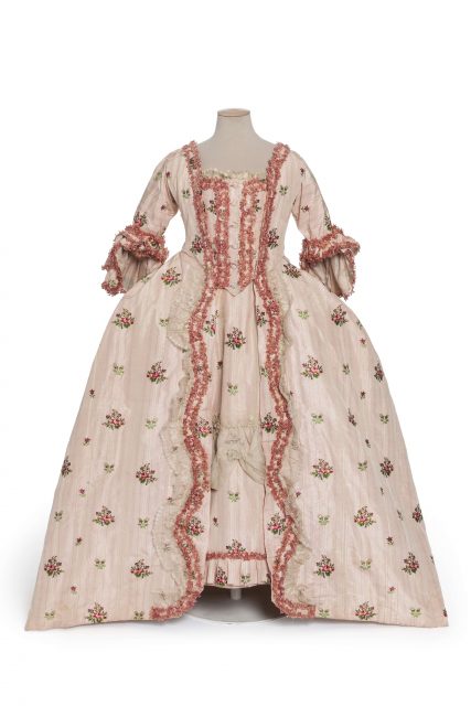 香港故宮文化博物館舉辦大型特別展《法國百年時尚》,專訪三位策展人談珍貴服飾及珠寶珍藏