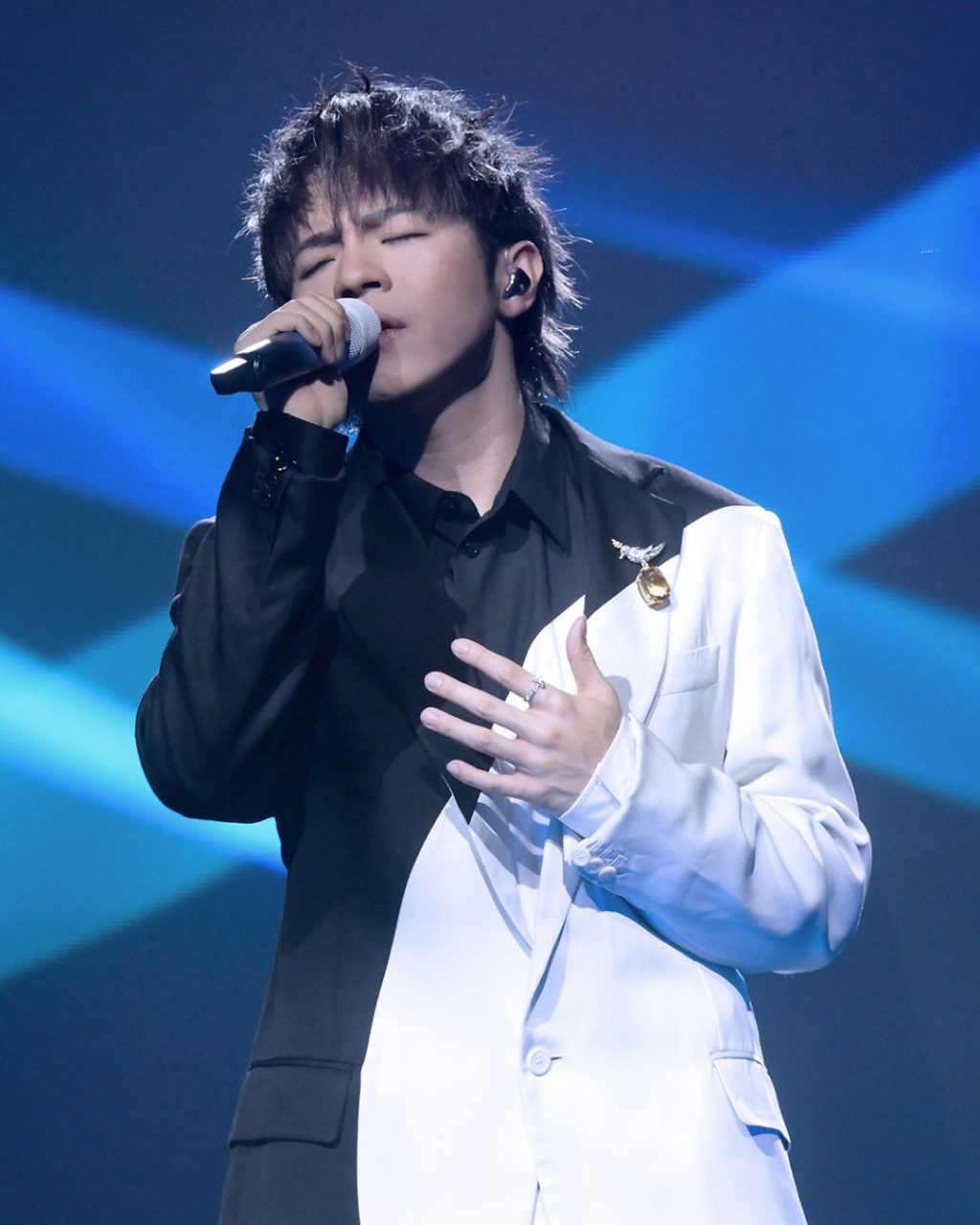 Ian Chan演唱會｜高級珠寶首飾造型盤點，Tiffany& Co.鑽石胸針、Chaumet白金吊墜……