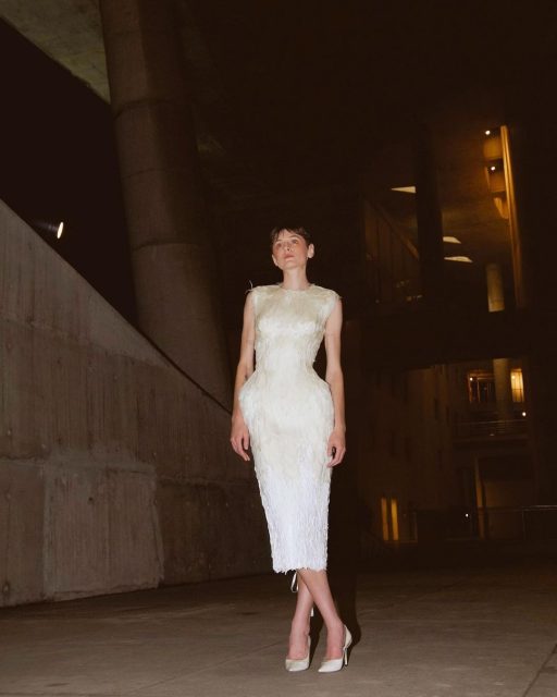 Emma Corrin 換上 Dilara Findikoglu 白色石膏羽毛連身裙,化身「墮落天使」亮相 《死侍與狼人》首映禮!