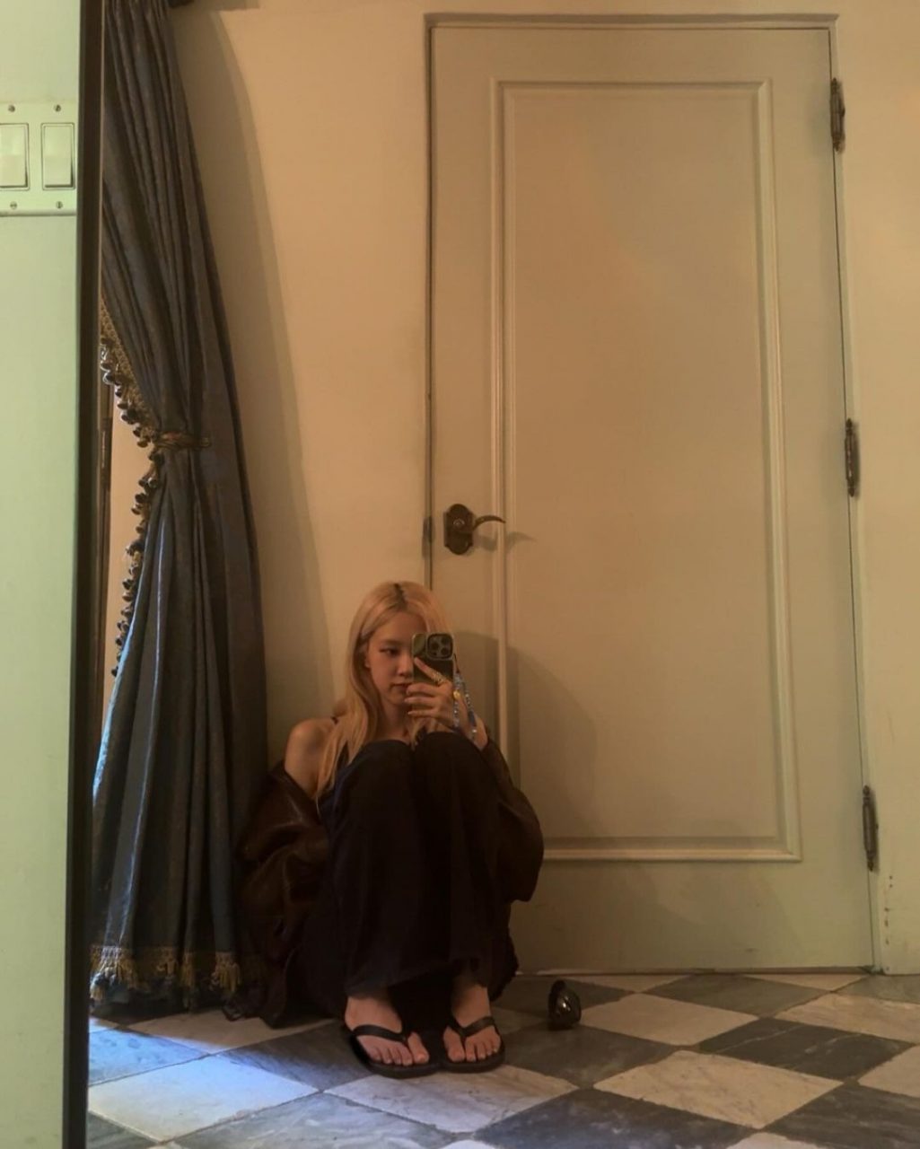 熱浪來襲必備「人字拖」！參考名人們最新造型，學會以「人字拖」在今夏打造不經意時尚風格