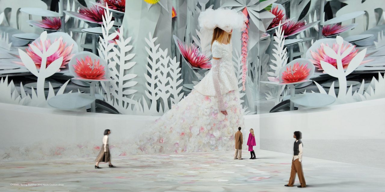 倫敦 Lightroom 舉辦沉浸式新展覽「Inventing the Runway」，將經典時裝展重現眼前