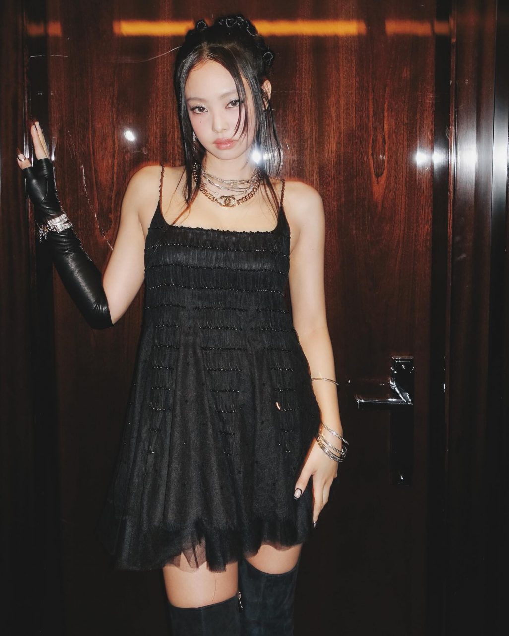 如何像JENNIE優雅地佩戴珠寶首飾？盤點「人間香奈兒」的戒指、項鏈、耳環、腕錶……