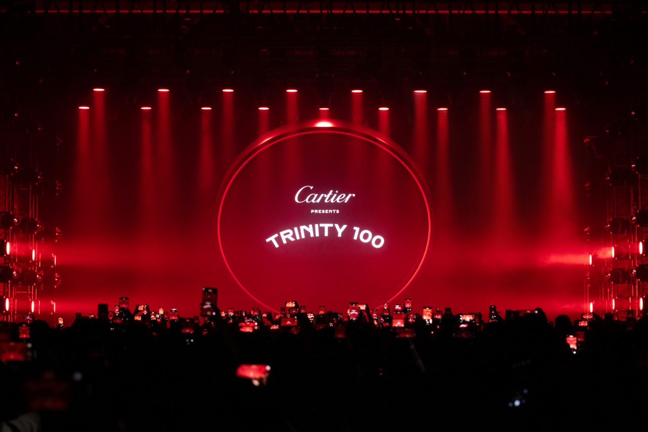 卡地亞Trinity系列慶典不斷，百年不朽傳奇觸動全球！跟隨派對之星 JISOO、王嘉爾和林俊傑等人的華麗穿搭，投入三環的時尚魅力