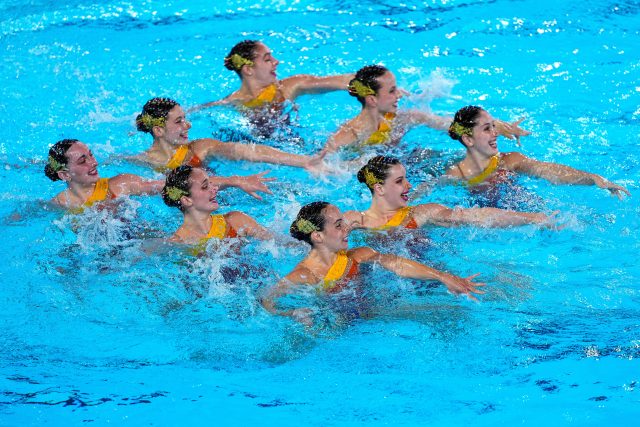 2024巴黎奧運|拆解韻律泳選手超防水妝容和髮型 如何保持華麗的彩妝?