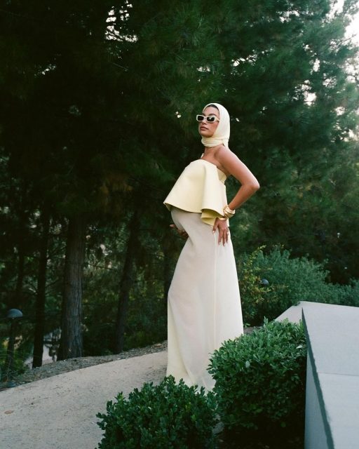 Hailey Bieber 繼續帶來時尚孕婦裝！ 以 Jacquemus 奶油黃透視裝現身產前派對