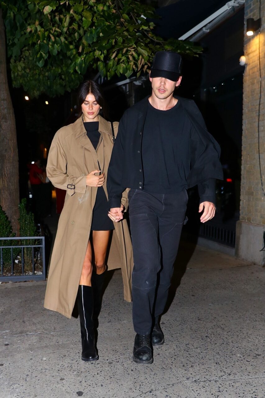 Kaia Gerber 是 2024 初秋最新靈感繆斯！以風衣、LBD 與及膝靴組合，打造秋日 Cozy-Chic 造型