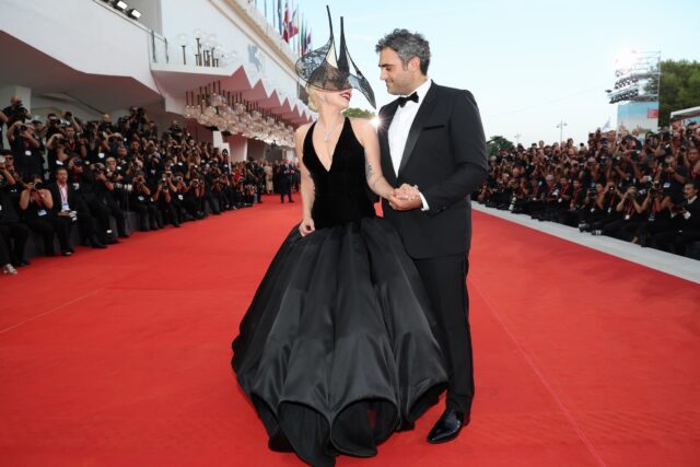 威尼斯影展2024|Lady Gaga和未婚夫Michael Polansky在紅地毯首度公開亮相,甜蜜對望羨煞旁人!