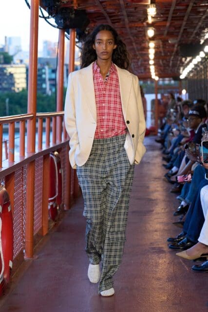Tommy Hilfiger 在紐約 Staten Island 渡輪舉行時裝展,延續春夏美國風情|Spring/Summer 2025