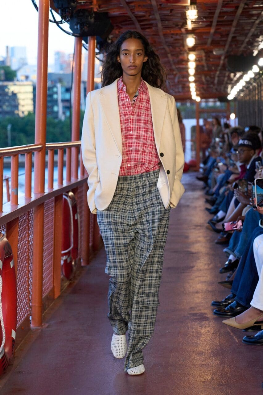 Tommy Hilfiger 在紐約 Staten Island 渡輪舉行時裝展，延續春夏美國風情｜Spring/Summer 2025
