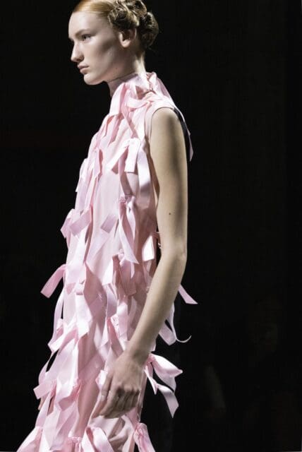 Miuccia Prada和Raf Simons揭秘幕後故事,Prada絲帶連身裙的製作讓我們不再將浪漫視為禁忌