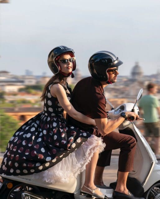 《Emily in Paris》第四季完結!解析Lily Collins在劇中的穿搭造型