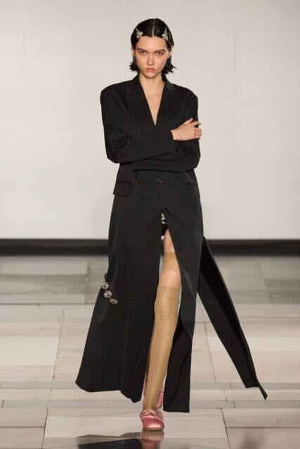 Simone Rocha 在暴露與隱密之間尋找對立美,探討關係中的內在情感|Spring/Summer 2025