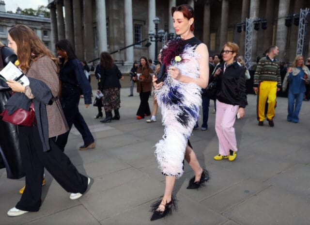 2025春夏倫敦時裝週|Double Denim熱度不減、毛絨單品備受喜愛?解析來自英國街頭的5個流行趨勢