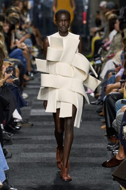 JW Anderson 重新審視設計本質,突破傳統時裝廓形|Spring / Summer 2025