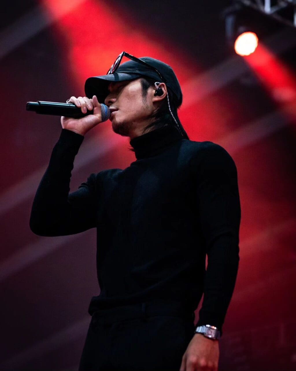 漆黑中仍然堅守追夢，YanTing 周殷廷的 5 首歌陪伴走過低潮期