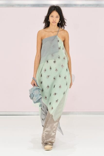 Fendi 邁入100 週年,Kim Jones 將品牌歷史融入現代時尚致敬創始人 Adele Fendi|Spring / Summer 2025