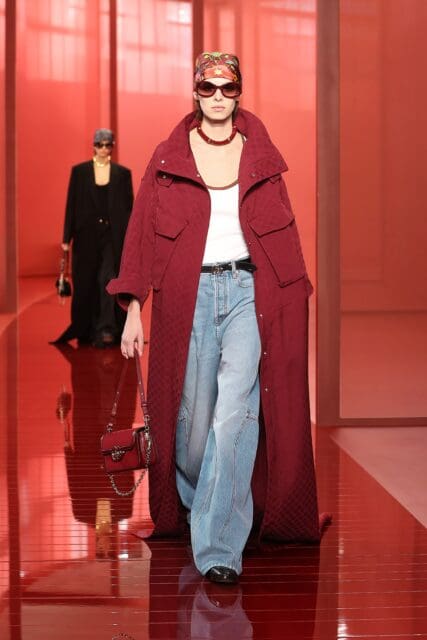 Gucci 帶領觀眾沉浸式感受日落時分的美好瞬間,將隨性不羈融入 60 年代復古風格|Spring/Summer 2025