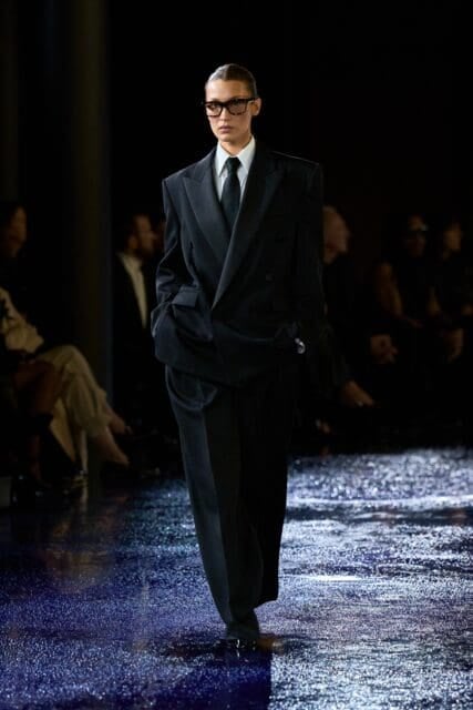Saint Laurent融匯權力着裝風格,致意靈感繆斯和創始人Yves Saint Laurent|Spring/Summer 2025