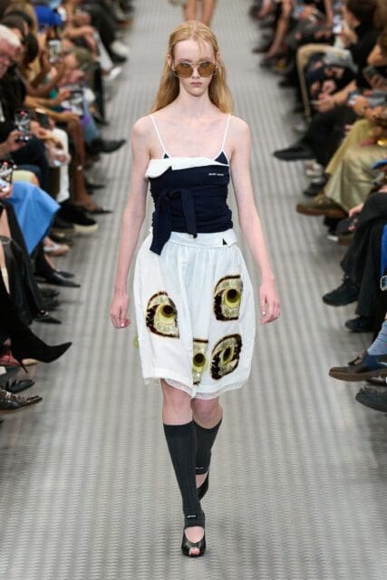 Miu Miu 將童裝化作創作靈感,以純真對比現代訊息過剩年代|Spring / Summer 2025